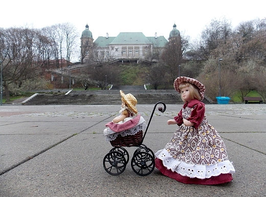 Warszawa. Przedwojenne laleczki z porcelany przed Zamkiem Ujazdowskim.