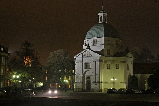 Koci Sakramentek w nocnej scenerii