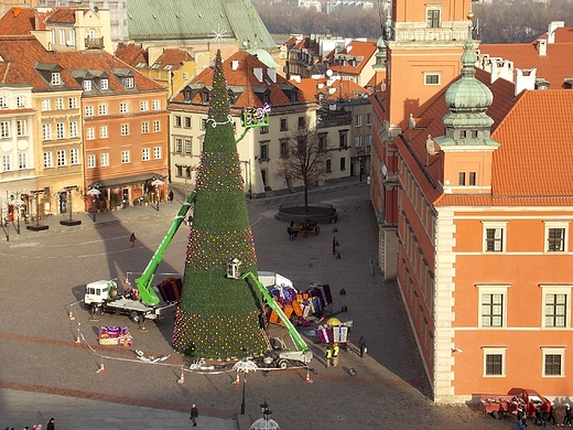 Warszawa przygotowuje si do wit. Monta choinki na Placu Zamkowym.