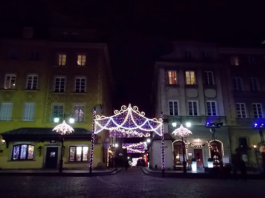 witeczna iluminacja Warszawy. Widok na ul. Piwn z Placu Zamkowego.