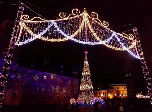 witeczna iluminacja Warszawy. Choinka na Placu Zamkowym.