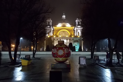 Warszawa. Bombka przed kocioem p.w. w. Anny w Wilanowie.