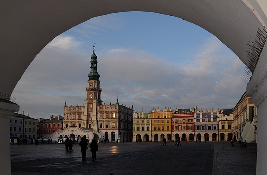 Zamo. Rynek Wielki. Widok z podcienia.