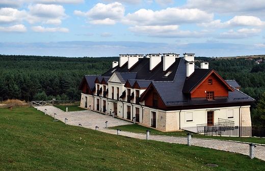 Panorama Jury z zamku Bobolice. Na pierwszym planie hotel Zamek Bobolice