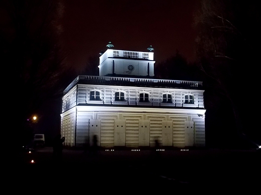 Warszawa. Zimowy Wieczr wiata w azienkach. Biay Domek.