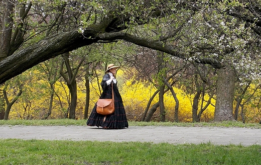 Warszawa. Dama w krynolinie w Parku Ujazdowskim.