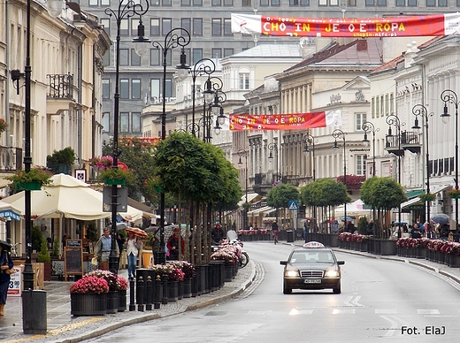 Warszawa. Ulica Nowy wiat w deszczowy dzie.