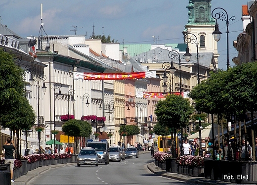 Warszawa. Ulica Nowy wiat w soneczny dzie.