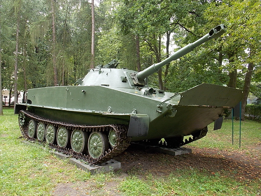 Warszawa. Akademia Obrony Narodowej w Rembertowie. Park Militarny. Czog pywajcy PT-76.