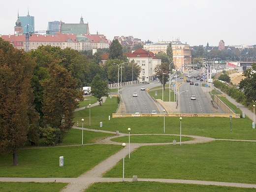 Warszawa. Wisostrada i Starwka. Widok z ogrodu na dachu Centrum Nauki Kopernik.