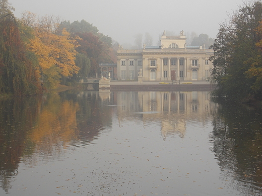 Warszawa. Jesienny poranek w azienkach.