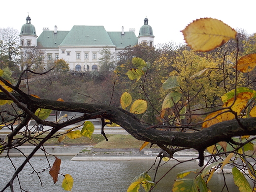 Warszawa. Zamek Ujazdowski jesieni.