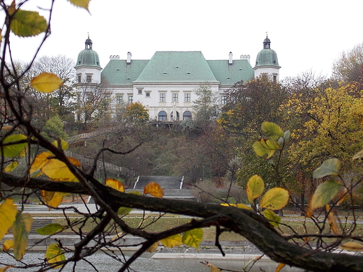 Warszawa. Zamek Ujazdowski jesieni.