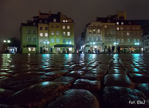 Warszawa. Plac Zamkowy wieczorem.