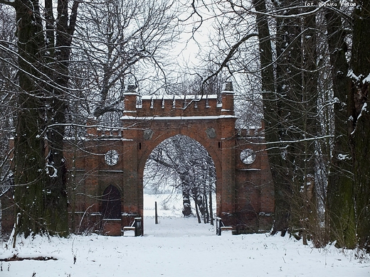 Brama z domkiem odwiernego w zimowej odsonie