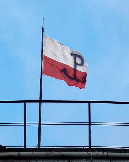 Warszawa. Flaga na budynku starej gazowni na Woli.