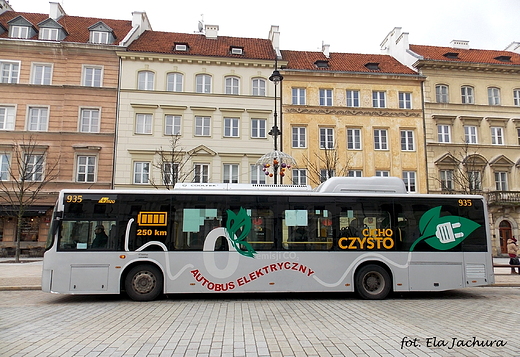 Warszawa. Autobus elektryczny na ul. Krakowskie Przedmiecie.