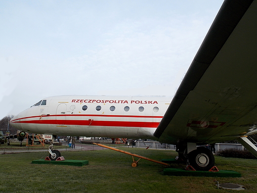 Warszawa. Samolot pasaerski JAK-40 przed Muzeum Wojska Polskiego.