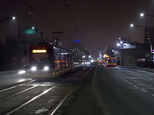 Warszawa. Tramwaj na wiadukcie Mostu Poniatowskiego.