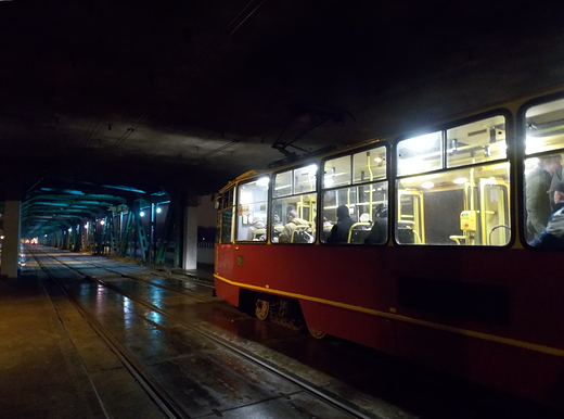 Warszawa. Tramwaj wjeda na Most Gdaski.