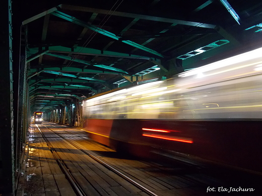 Warszawa. Tramwaje na Mocie Gdaskim noc.