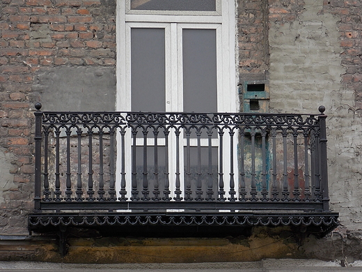 ladami przedwojennej Warszawy. Balkon w domu na Woli.