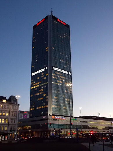 Warszawa. Hotel Marriott wieczorem.