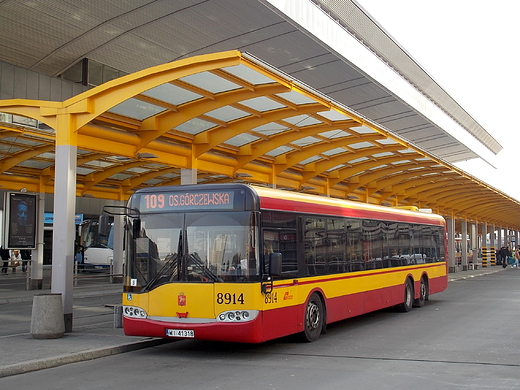 Warszawa. Autobus przed Dworcem Centralnym.