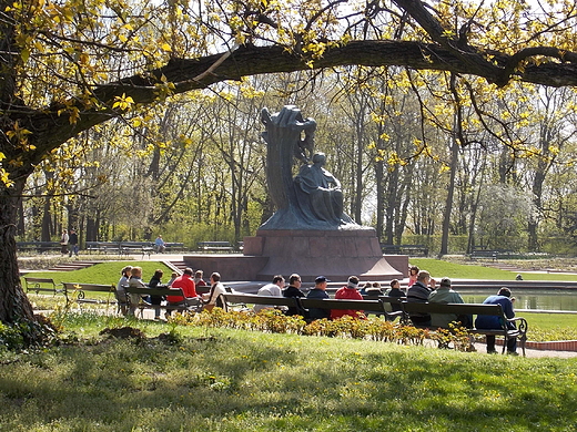 Warszawa. W soneczny dzie przed pomnikiem Chopina.