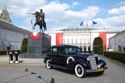 Cadillac marszaka Pisudskiego przed Paacem Prezydenckim.