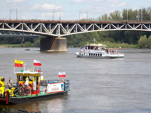 Warszawa. Prom i tramwaj wodny na Wile.