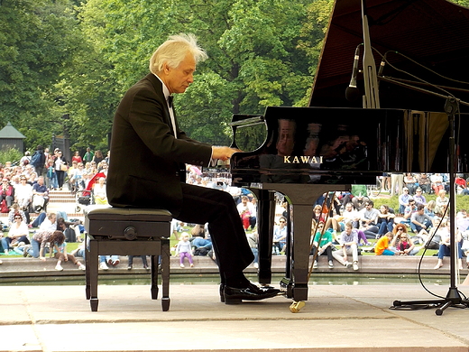 Warszawa. Niedzielny Koncert Chopinowski w azienkach. Gra Marek Drewnowski.