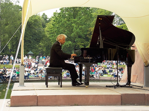 Warszawa. Niedzielny Koncert Chopinowski w azienkach. Gra Marek Drewnowski.