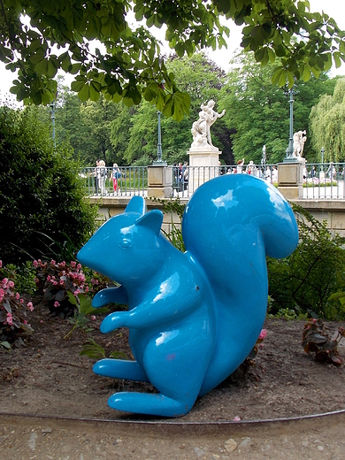 Warszawa. Plastikowe kolorowe wiewirki znw ustawiono w azienkach.