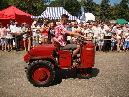 Parada zabytkowych traktorw.