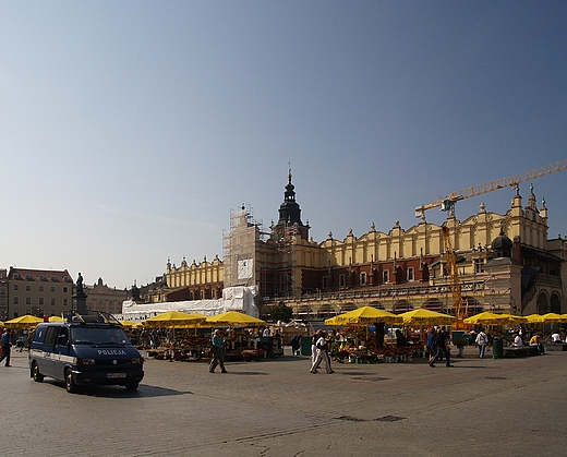 Rynek Gwny w Krakowie nadal czciowo w remoncie.