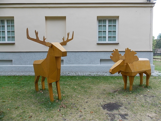 Warszawa. Przed Muzeum Jedziectwa i owiectwa.