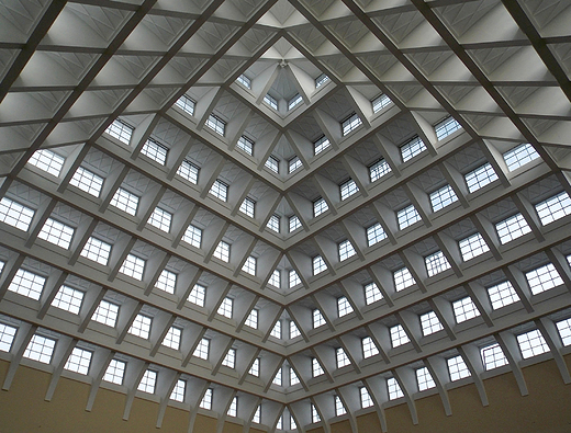 Warszawa. Aula Spadochronowa SGH.