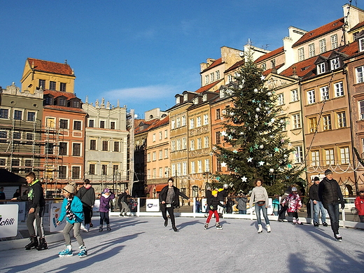 Warszawa. Lodowisko na Rynku Starego Miasta.