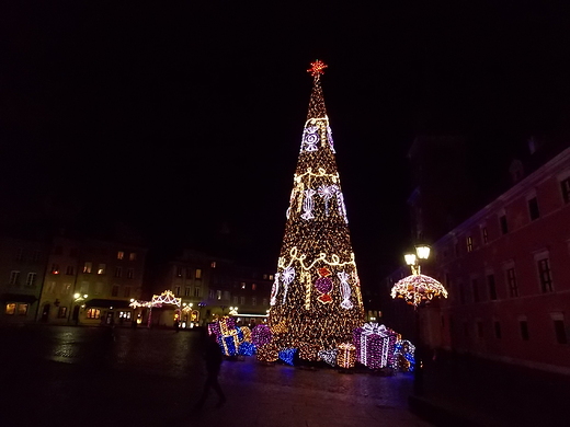 Warszawa. Choinka na Placu Zamkowym.