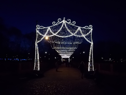 Warszawa. Iluminacja przed paacem w Wilanowie.