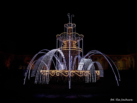 Warszawa. Iluminacja przed paacem w Wilanowie.