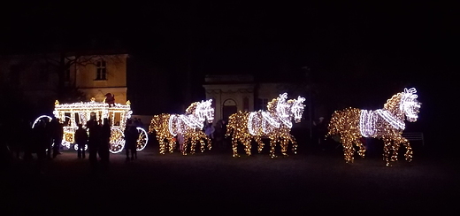 Warszawa. Iluminacja przed paacem w Wilanowie.