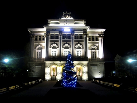 Stoeczny uniwersytet w przedwiteczn noc