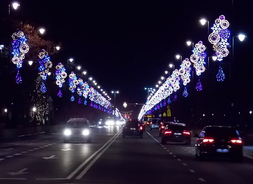 Warszawa. witeczne Aleje Ujazdowskie.