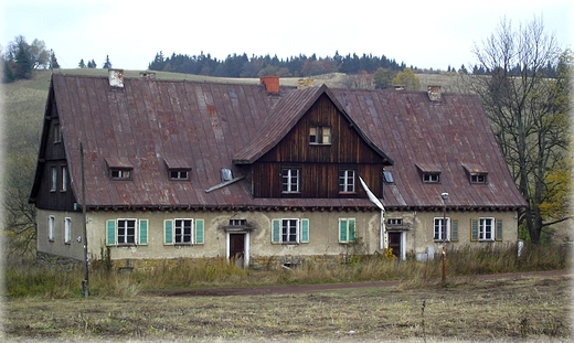 Opuszczone budynki w okolicy Rybnicy Lenej