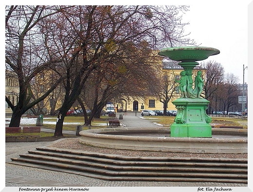 Warszawa. Zabytkowa fontanna przed kinem Muranw.