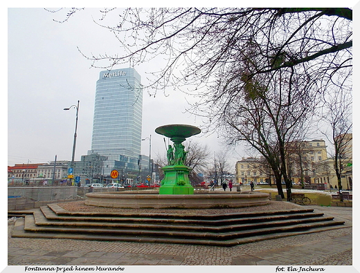 Warszawa. Zabytkowa fontanna przed kinem Muranw.