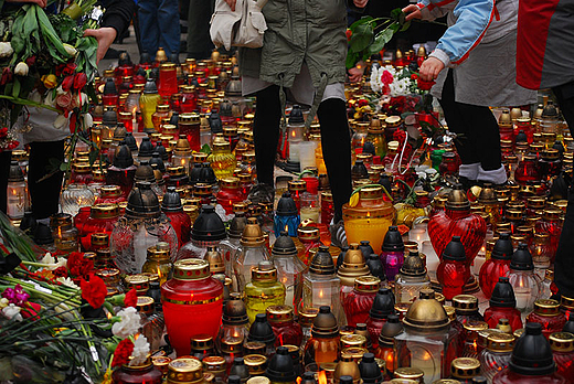 aoba pod Paacem Prezydenckim. Harcerki wrd poncych zniczy. Warszawa 10 kwietnia 2010 r.