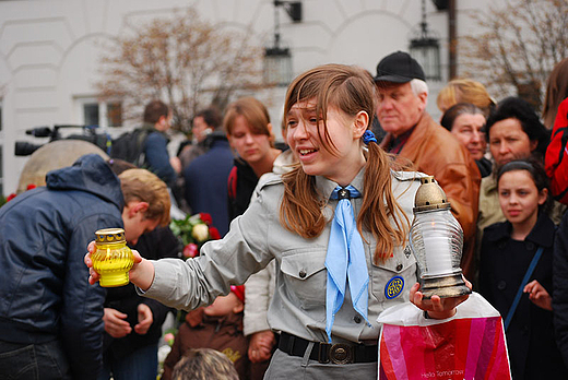 aoba pod Paacem Prezydenckim. Warszawa 10 kwietnia 2010 r.